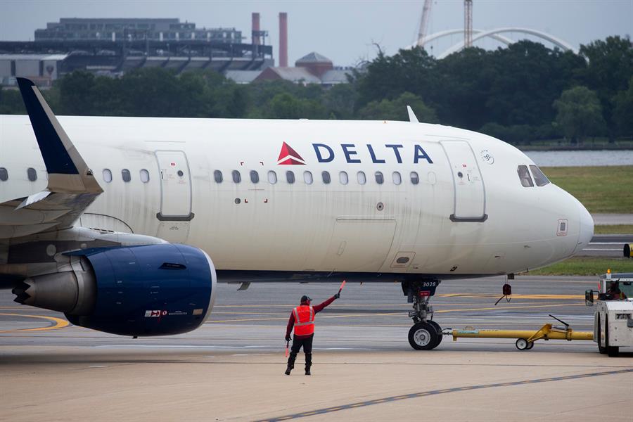 Delta and United cancel more than 200 flights before Christmas due to omicron