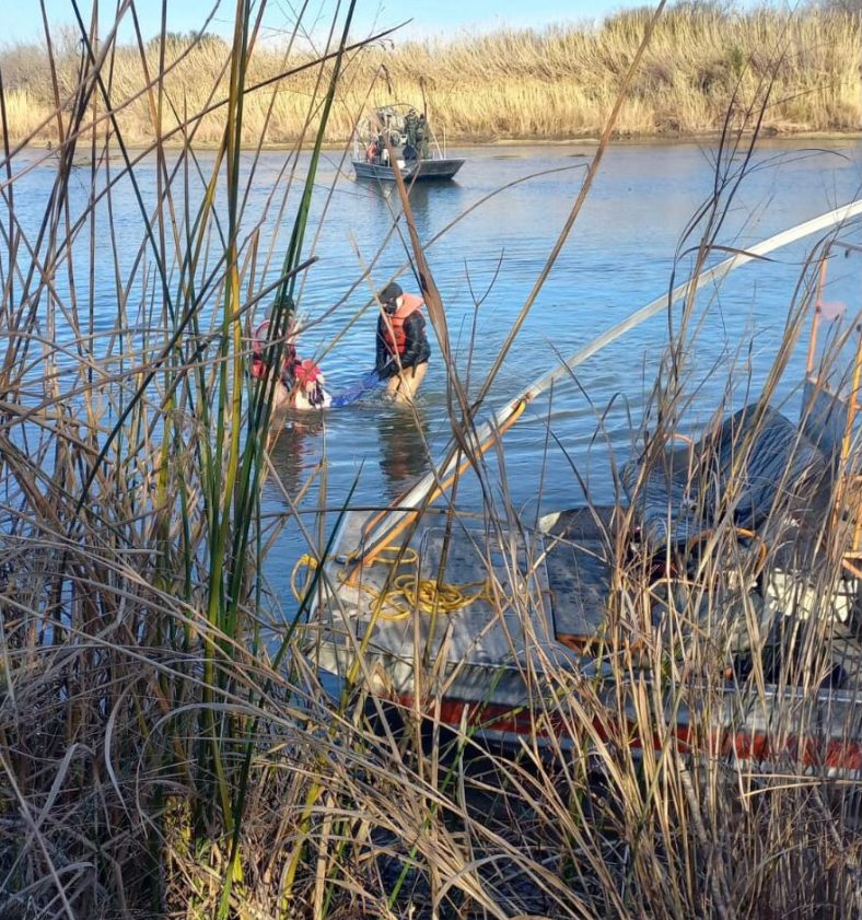 They recover the body of a minor migrant in the bed of the Rio Grande in Mexico
