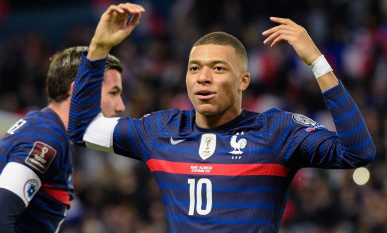 Image rights with the Blues: Kylian Mbappé bends the FFF